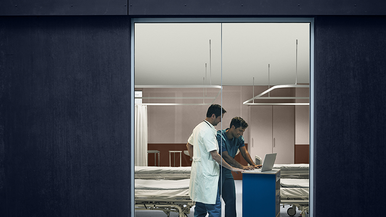 Krankenhausstation mit tiefblauem Eingangsbereich und brauner Wand