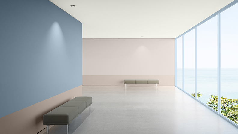 Wartebereich im Gesundheitswesen mit blauen und braunen Wänden und deckenhohen Fenstern