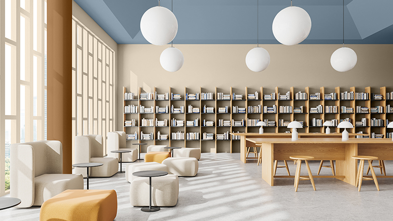 Bibliothek mit beigen Wänden und blauer Decke