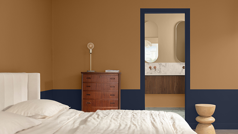 Hotelzimmer mit einer geteilten Wand in Blau und Braun