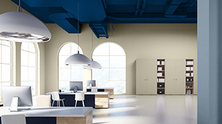Großraumbüro mit Rundbogenfenstern, blauem Bogen und grünen Wänden