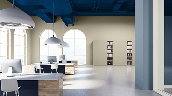 Großraumbüro mit blauer Decke und farblich neutralen Wänden