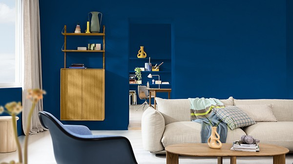 Wohnzimmer mit Wänden in drei verschiedenen Blautönen