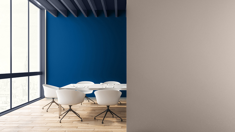 Büro mit blauen Wänden und Parkettboden