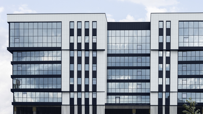 Fassade eines Bürogebäudes mit einer abgestuften Glasfassade