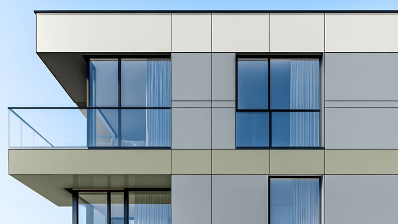 Krankenhausfassade in Grün, Grau und Weiß gestrichen