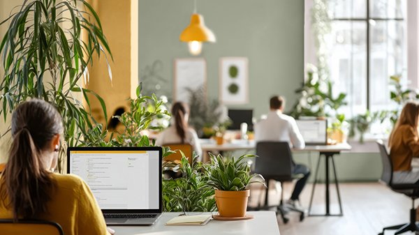 Offenes Büro mit grünen Wänden und vielen Pflanzen