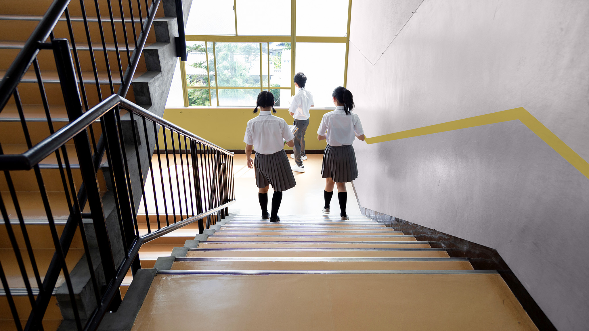 Ein Treppenhaus mit einer optischen Wandaufteilung. 