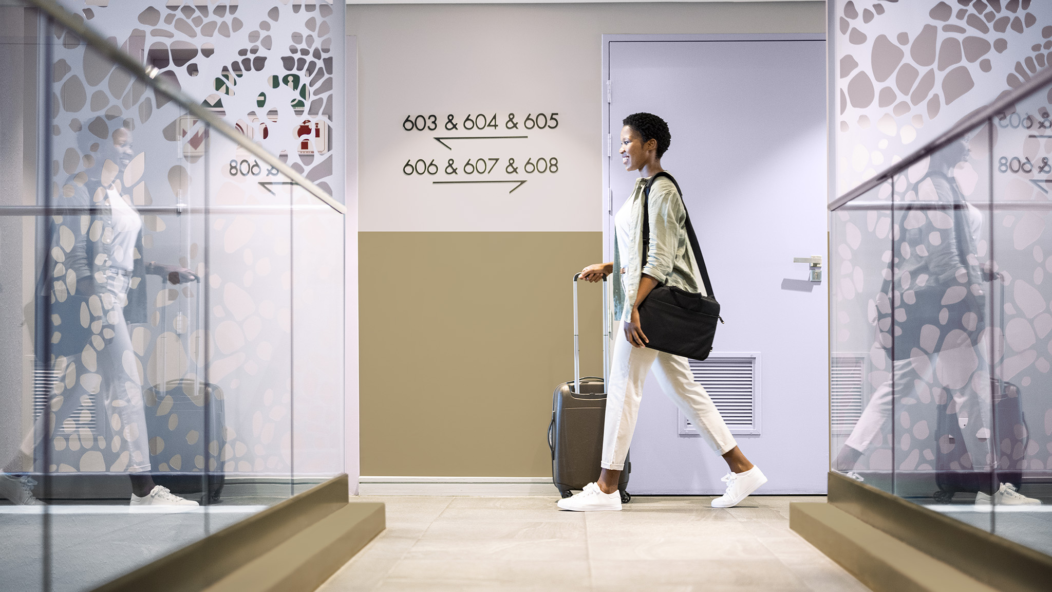 Ein Hotelflur, der in einer optischen Wandaufteilung versehen ist.