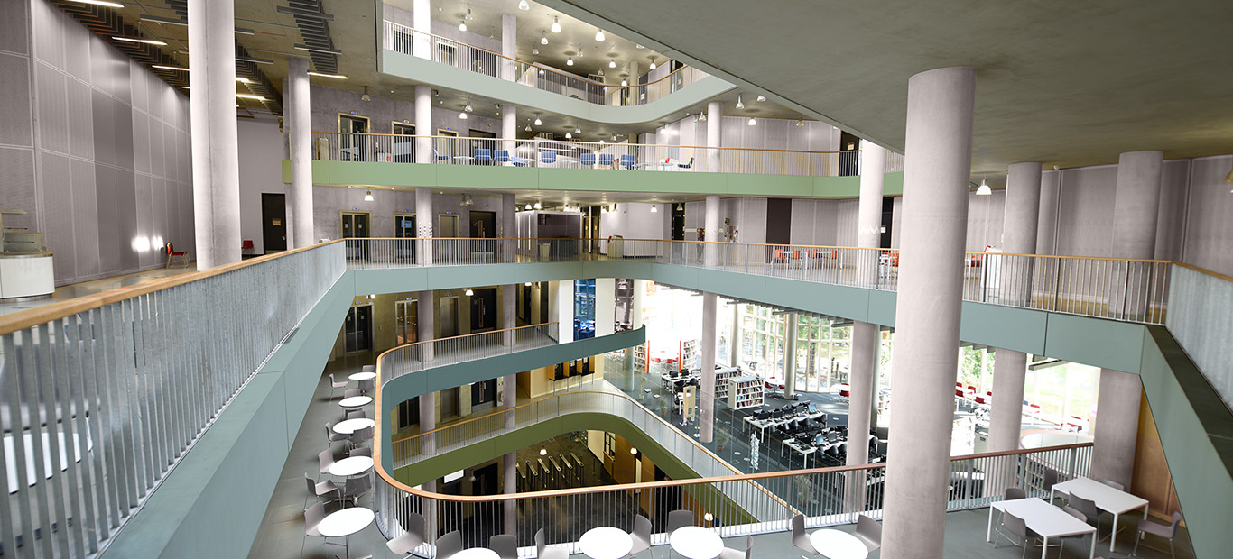 Das Innere eines großen Bürogebäudes mit mehreren Stockwerken 