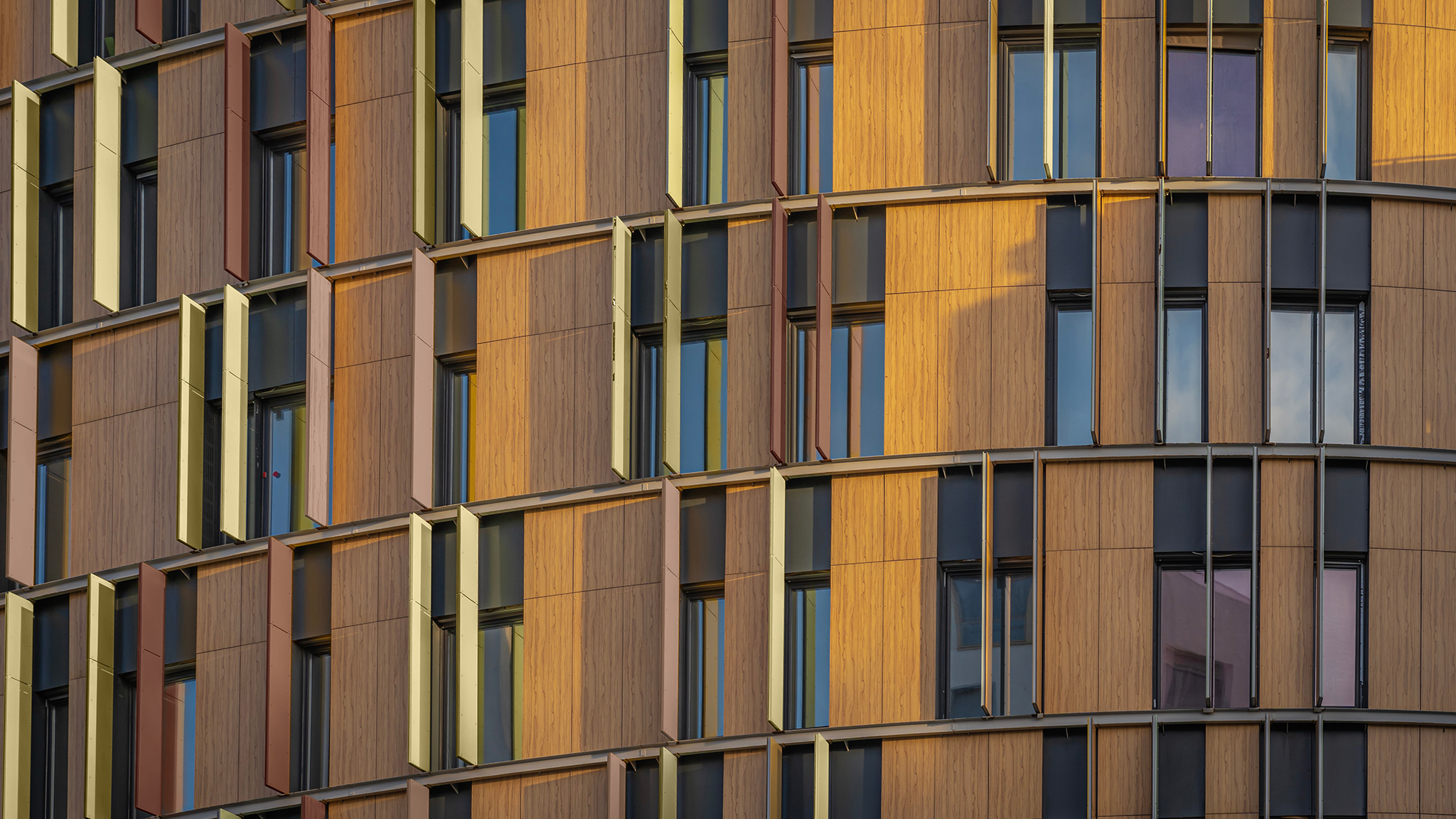 Ein Büro, das von außen mit Paneelen in Brauntönen gestrichen ist