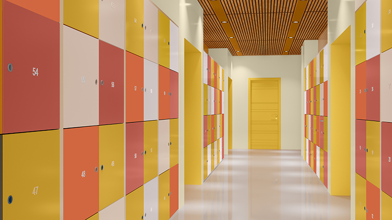 Ein Schulflur mit verschiedenfarbig gestrichenen Spinden