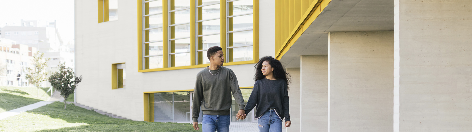 Krankenhaus, das leuchtend gelb gestrichen ist