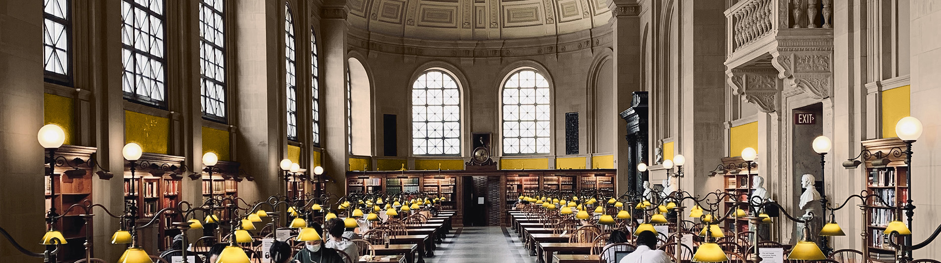 Große Bibliothek mit gelben Wänden