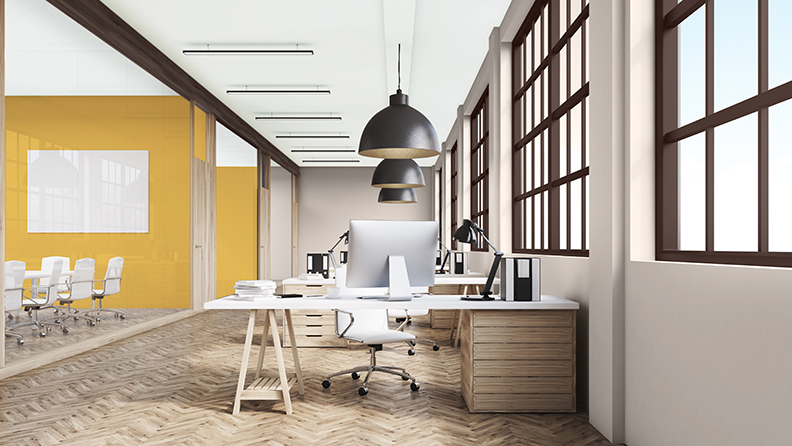 Ein offener Arbeitsbereich mit einer gelben Statement-Wand 