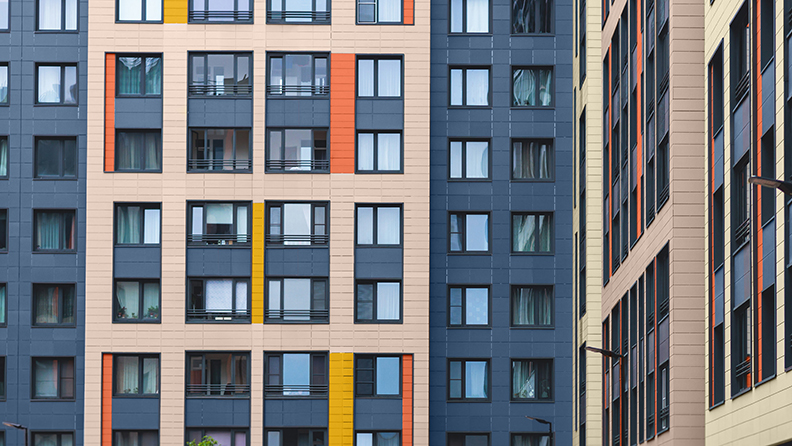 Die Fassade eines modernen Büros, das in verschiedenen kräftigen Farben gestrichen ist