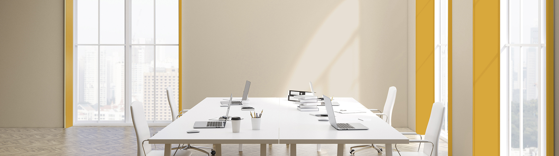 Clean eingerichteter Büroraum mit großem Schreibtisch und gelben Fensterrahmen