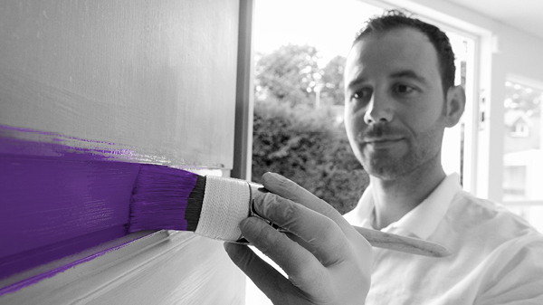 Maler streicht eine Tür