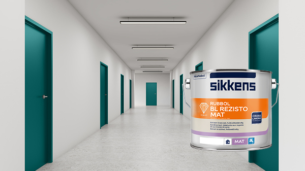 Büroetage mit vielen Türen und Lackdose