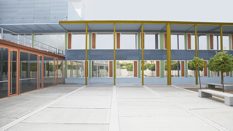 Buntes Schulgebäude