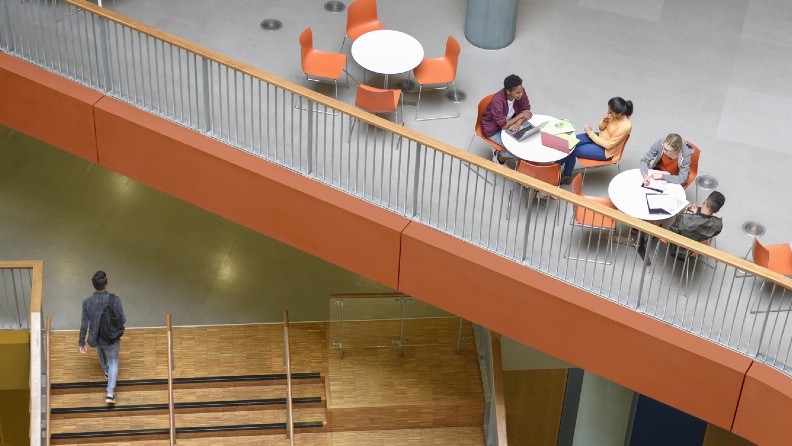 Pausenbereich mit orangefarbener Farbe über einer Treppe