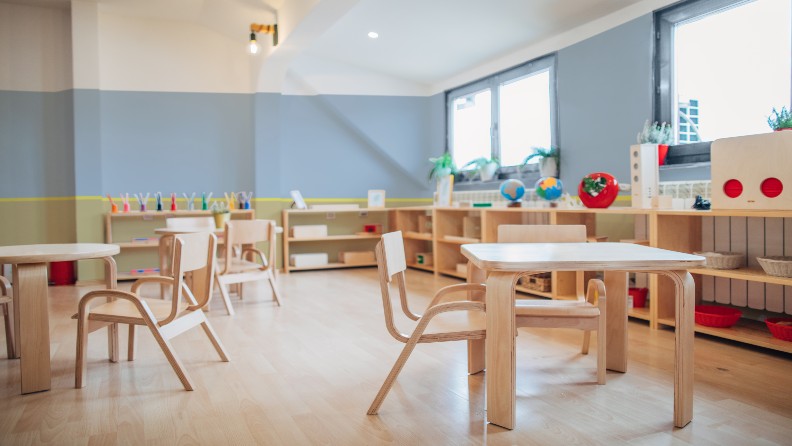 Klassenzimmer mit blauer und beiger Trennwand