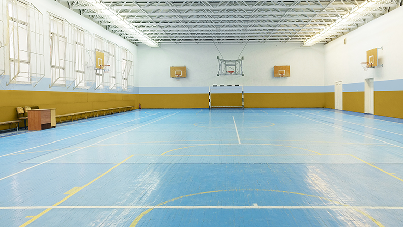 Sporthalle mit ockerfarbener und blauer Umrandung