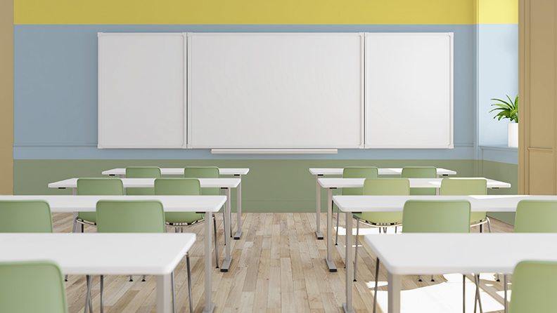 Klassenzimmer mit grün, blau und gelb gestrichener Wand