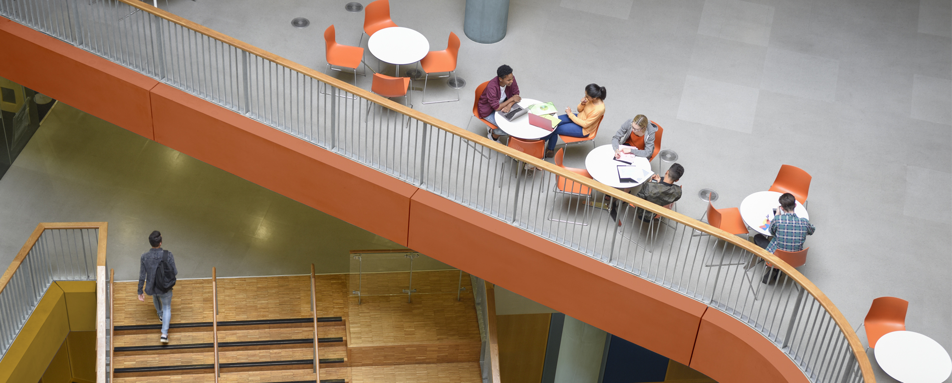 Pausenbereich mit orangefarbener Farbe über einer Treppe