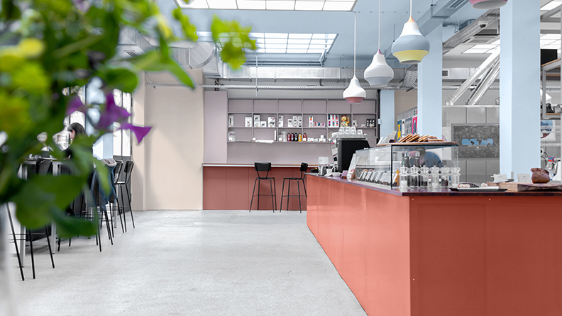 Cafeteria-Theke in Terrakotta mit blauen Säulen