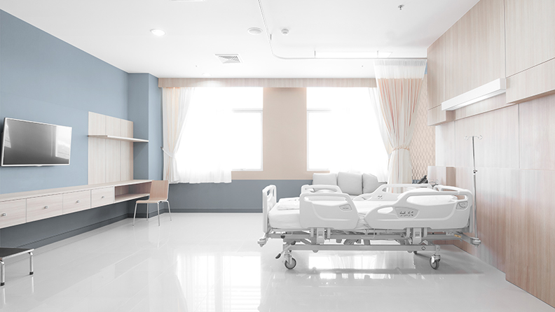 Krankenhauszimmer mit blauen und rosa Wänden