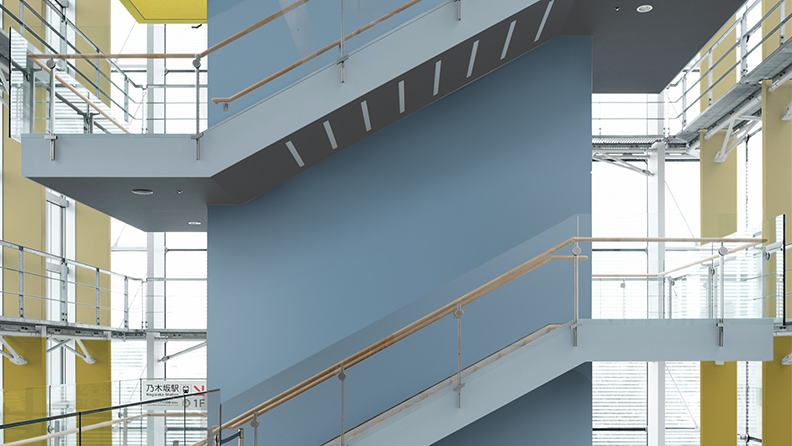 Blaue Treppe zwischen gelben und beigen Wänden