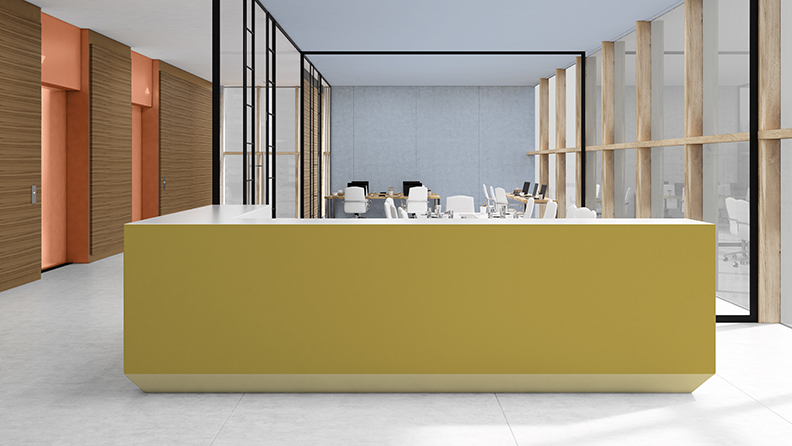 Empfangsbereich mit ockerfarbenem Schreibtisch und blauer Rückwand